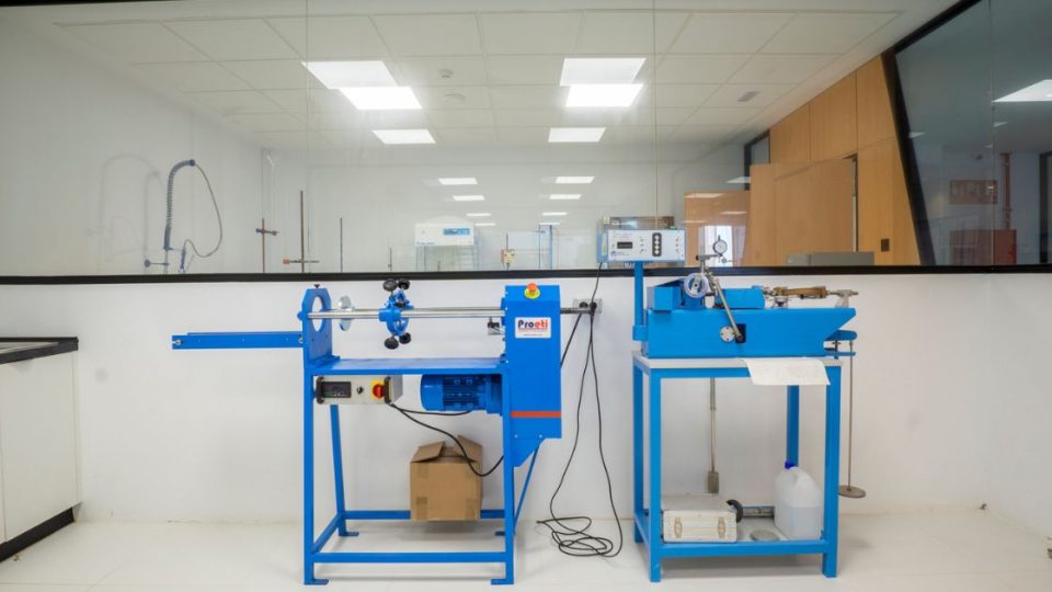 dos equipos de laboratorio para ensayos mecánicos - labetec