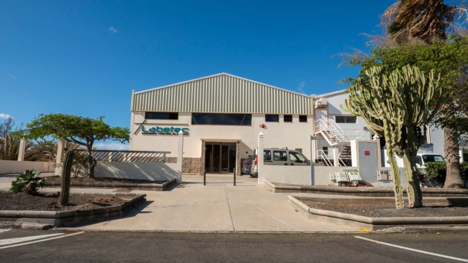 fachada de lejos - labetec