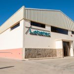 foto de la fachada con un coche - labetec