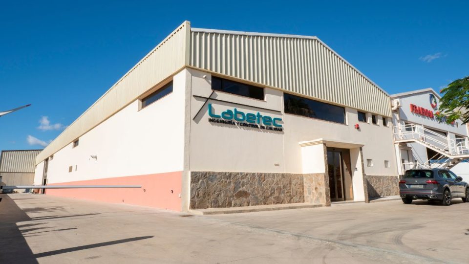 foto de la fachada con un coche - labetec