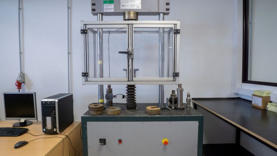 máquina de ensayo de tracción y compresión - labetec