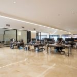 mesas y sillas en una oficina- labetec