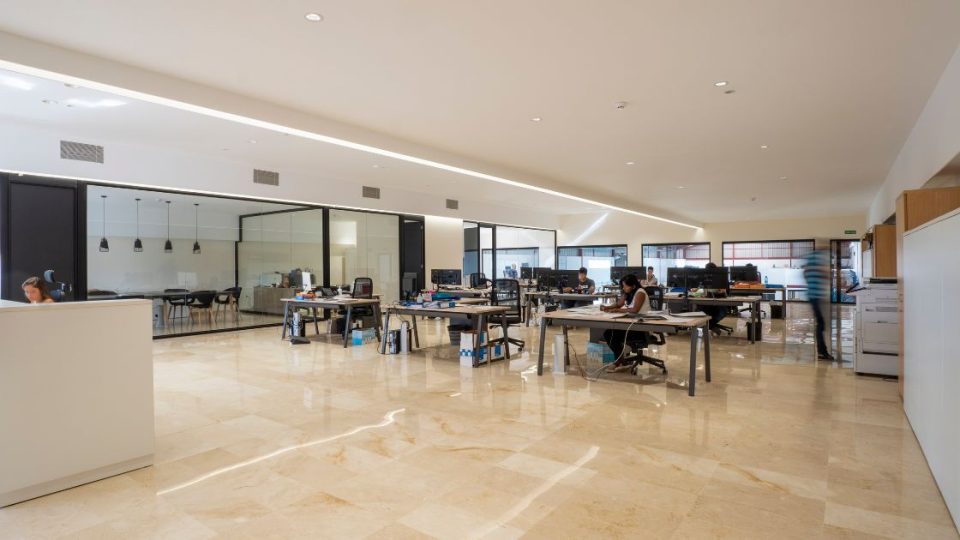 mesas y sillas en una oficina- labetec