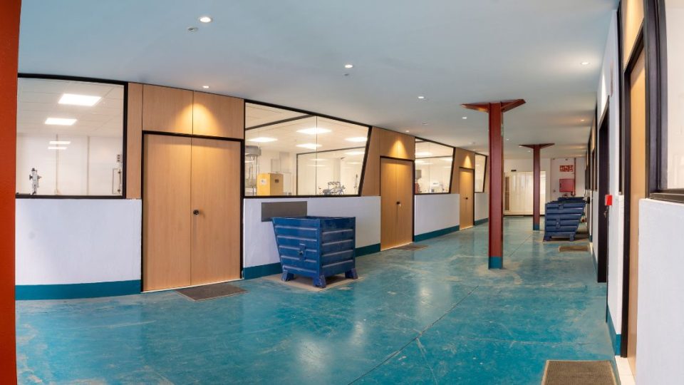 pasillo de oficinasde un centro técnico - labetec