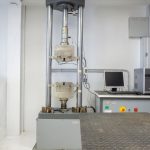 una mesa negra y maquinaria- labetec