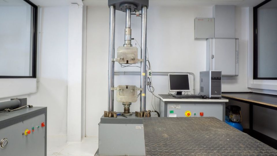 una mesa negra y maquinaria- labetec