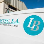 furgón blanco con el logo de la empresa- labetec