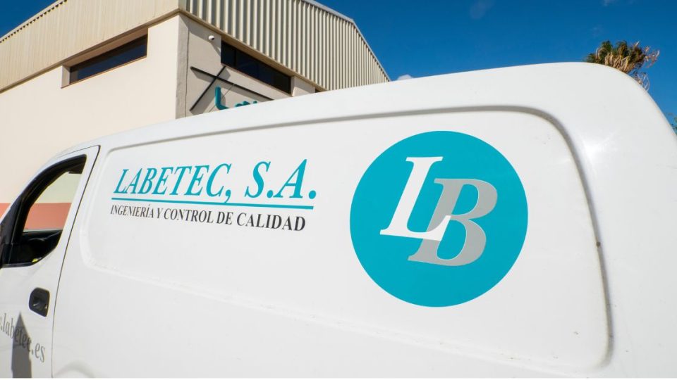 furgón blanco con el logo de la empresa- labetec